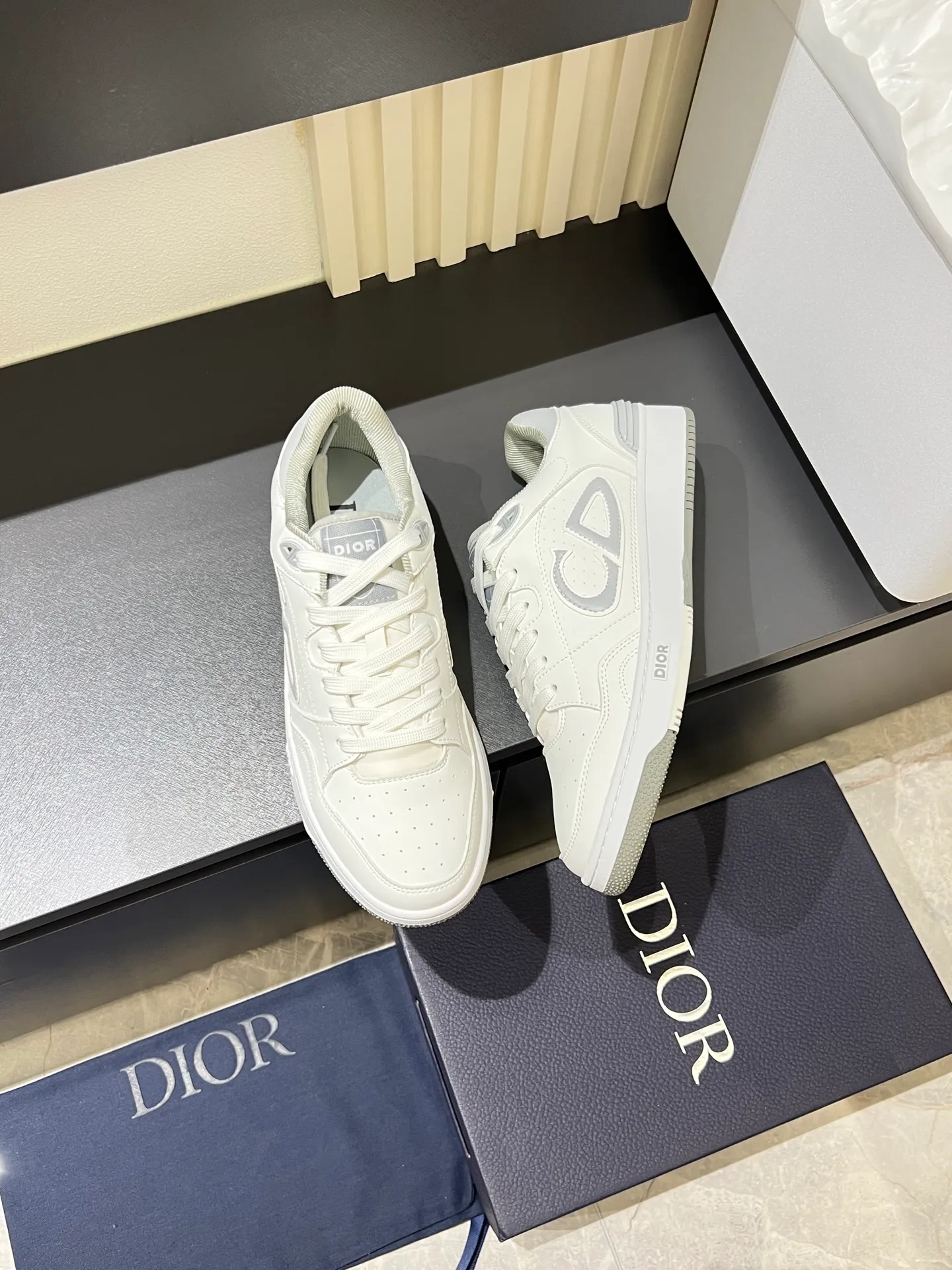 Men's shoes 💰p440 "Dio*" mid-top B27 casual sneakers. This B27 high-top sneaker is a new product in the series and continues Di*r's classic style. Crafted from gray and white smooth calf leather with beige and black Oblique print panels on the sides. The "CD Icon" shaped shoelace eyelets are clever and delicate, and the two-color rubber sole, rear collar and heel are all equipped with the brand's iconic details to enhance the style. Oblique printed straps at the ankle allow for an adjustable fit to complement the overall design. Fashionable and versatile, it can complement any look. Create an exquisite design with unique dynamic vitality and modern atmosphere, presented in low-top and high-top styles. This new must-have shoe adds a new dimension to Dior's archive heritage, embodying modern elegance. Purchase the original version and make it 1:1. If you need top quality, please come to me! Male 38-44!